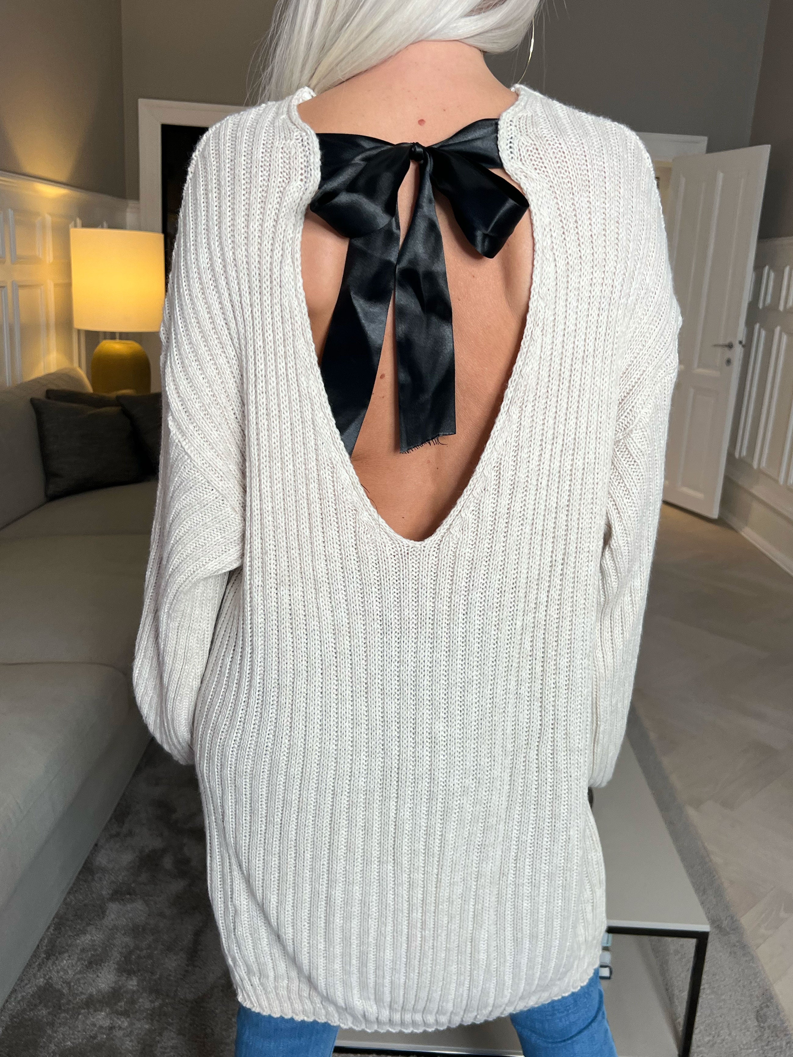 Dica - Stickad klänning med rosett i ryggen